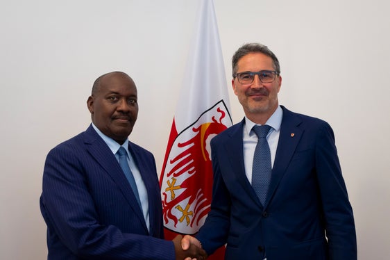 Ernest Ndabashinze (links), Botschafter von Burundi, weilt derzeit in Südtirol und traf sich mit Landeshauptmann Arno Kompatscher (rechts). (Foto: LPA/Fabio Brucculeri)