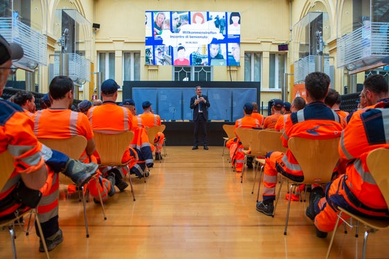 Dass in Südtirol so viele Menschen in den Dörfern wohnen, sei auch auf die Infrastrukturen zurückzuführen, zu denen gut instandgehaltene Straßen gehören, sagte Landeshautmann Kompatscher und verwies auf die Wichtigkeit des Straßendienstes. (Foto: LPA/Fabio Brucculeri)