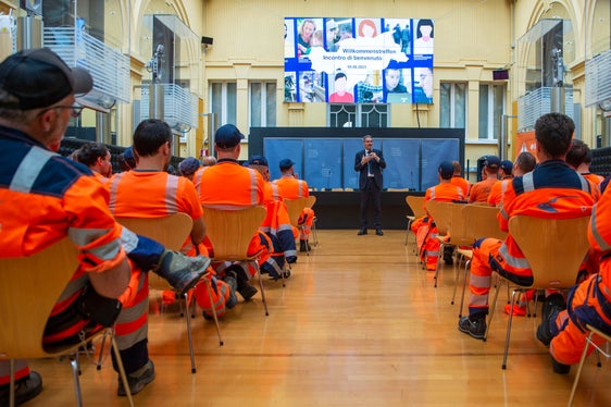 Il fatto che così tante persone in Alto Adige vivano nei paesi è dovuto anche alle infrastrutture, che comprendono strade ben tenute, ha detto il presidente della Provincia Kompatscher, riferendosi all'importanza del Servizio strade. (Foto: ASP/Fabio Brucculeri)