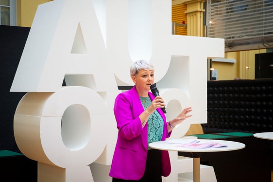 Zentrales Thema am Tag der Autonomie ist auch die Inklusion und die Rechte der Menschen mit Beeinträchtigung, erklärte Michaela Morandini, Vorsitzende des Südtiroler Monitoringausschusses für die Rechte von Menschen mit Behinderungen. (Foto: LPA/Fabio Brucculeri)