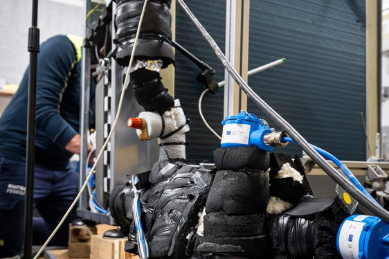 In den Laboren im NOI Techpark, die über das EFRE-Programm finanziert wurden, wird bereits geforscht und gearbeitet. Davon konnten sich die Teilnehmerinnen und Teilnehmer des Begleitausschusses ein Bild machen. (Foto: LPA/Fabio Brucculeri)