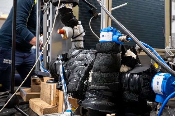 In den Laboren im NOI Techpark, die über das EFRE-Programm finanziert wurden, wird bereits geforscht und gearbeitet. Davon konnten sich die Teilnehmerinnen und Teilnehmer des Begleitausschusses ein Bild machen. (Foto: LPA/Fabio Brucculeri)