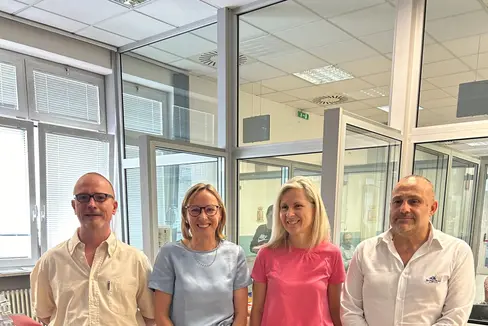 Landesrätin Magdalena Amhof dankte den vier Mitarbeitern der Landesverwaltung, die derzeit in der Quästur die Ausstellung der Reisepässe unterstützen (von links): Mitarbeiter Lorenzo Remorini, Landesrätin Magdalena Amhof, Mitarbeiterin Barbara Barbato und Mitarbeiter Vincenzo Beltotti. Im Bild fehlt Mitarbeiter Gabriel Mosca. (Foto: LPA/Anna Künig)