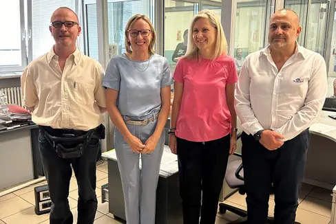 Landesrätin Magdalena Amhof dankte den vier Mitarbeitern der Landesverwaltung, die derzeit in der Quästur die Ausstellung der Reisepässe unterstützen (von links): Mitarbeiter Lorenzo Remorini, Landesrätin Magdalena Amhof, Mitarbeiterin Barbara Barbato und Mitarbeiter Vincenzo Beltotti. Im Bild fehlt Mitarbeiter Gabriel Mosca. (Foto: LPA/Anna Künig)