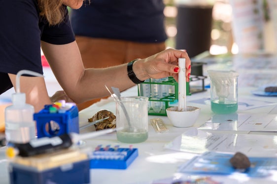 An sieben Infoständen konnte die Bevölkerung beim Tag der offenen Tür im Biologischen Labor Forschung hautnah erleben und in die Welt der Umweltanalysen eintauchen. (Foto: LPA/Fabio Brucculeri)