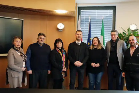 Soddisfatti per il nuovo accordo per il personale SASA: da sinistra Maria Rosaria Severino (FIT/CISL/SGB), Benedetto Rarità (OR.S.A.), la direttrice della SASA Petra Piffer, il direttore di Dipartimento Martin Vallazza, la presidente della SASA Astrid Kofler, Artan Mullaymeri (UILT/UIL/SGK) e il rappresentante dell'ASGB/GTV Joachim Dalsass (Foto: ASP/Ingo Dejaco)