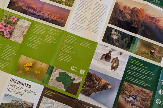 Die Rückseite der Wanderkarten ist reich bebildert und bietet kurze und kompakte Infos zum Schutzgebiet und dessen Lebensräumen, zu Natura 2000 und zum Dolomiten Unesco Welterbe. (Foto: LPA/Vera Brunetti)