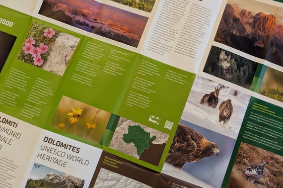 Il retro delle mappe escursionistiche è riccamente illustrato e offre informazioni brevi e concise sull'area protetta e i suoi habitat, su Natura 2000 e sul Patrimonio Mondiale dell'UNESCO delle Dolomiti. (Foto: USP/Vera Brunetti)