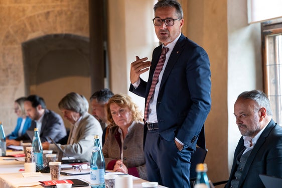 La Giunta provinciale, le sindache e i sindaci del Burgraviato hanno discusso di tematiche di attualità relative ai Comuni. (Foto: USP/Fabio Brucculeri)