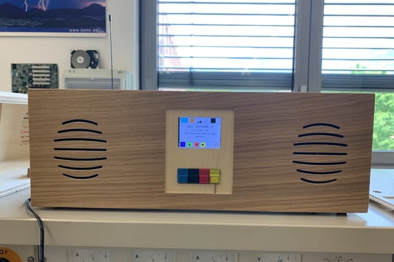 Ein von den Schülern eigenhändig hergestelltes Digitalradio (Foto: LPA/LFS Zuegg)