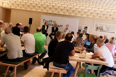 Come si può rafforzare l'offerta locale regionale per aumentare in modo sostenibile l'attrattività delle località? Gli imprenditori ne hanno discusso con i due assessori provinciali Arnold Schuler e Philipp Achammer in occasione dell'evento Focus Economia a Sarentino. (Foto: ASP/Peter Natter)