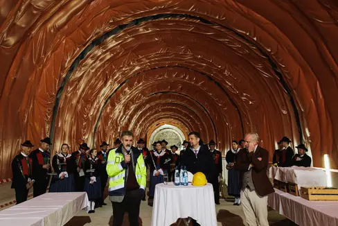 Da sinistra l'ingegner Emilio Bianchi dell'impresa costruttrice Pac, l'assessore provinciale alla Mobilità e alle Infrastrutture Daniel Alfreider e il sindaco di Castelbello-Ciardes Gustav Tappeiner (Foto: Dipartimento Mobilità e Infrastrutture)