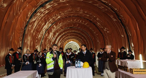 Emilio Bianchi von der Baufirma Pac, Landesrat Daniel Alfreider und Bürgermeister Gustav Tappeiner (v. l.) beim Tunneldurchstich der Umfahrung Kastelbell-Galsaun (Foto: LPA/Ressort für Mobilität und Infrastrukturen)