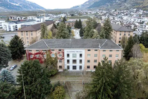 Das gesamte Gelände der Drususkaserne in Schlanders steht 180 Tage lang unter vorläufigem Denkmalschutz, nachdem Landeskonservatorin Dalla Torre gestern das Unterschutzstellungsverfahren eröffnet hat. (Foto: Tiberio Sorvillo)
