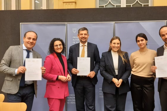 Die drei Vorsitzenden der drei Jugendbeiräte haben gestern Abend den drei Jugend-Landesräten Maßnahmen für die Jugend nach der Krise vorgeschlagen. (Foto: LPA/Amt für Jugendarbeit)
