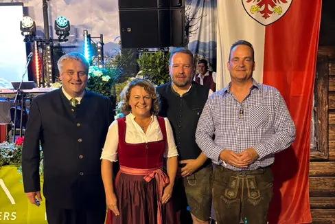 Freundschaftlicher Austausch in Eupen (Ostbelgien): Der Völser Bürgermeister Othmar Stampfer (von links), Landeshauptmannstellvertreterin Rosmarie Pamer, der Bürgermeister von Eupen Thomas Lennertz und Ministerpräsident Oliver Paasch. (Foto: LPA/Ressort Sozialer Zusammenhalt, Familien, Senioren, Genossenschaften und Ehrenamt)
