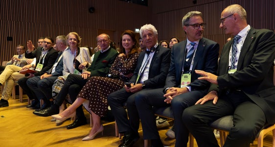 Uno sguardo al pubblico con: (da destra) i presidenti Anton Mattle (Tirolo), Arno Kompatscher (Alto Adige), il presidente del Consiglio provinciale Claudio Soini (Trentino), Kata Tüttő, presidente del Comitato europeo delle Eegioni, e Othmar Karas, presidente dell’European Forum Alpbach. (Foto: Land Tirol/Sedlak)
