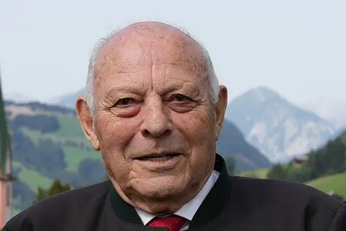 Landeshauptmann Arno Kompatscher gratuliert im Namen der Südtiroler Landesregierung dem ehemaligen Landeshauptmann Luis Durnwalder zu dessen 85. Geburtstag am 23. September. (Foto: Euregio/Armin Gluderer)
