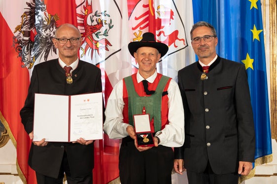 Vielseitig im Einsatz: Engelbert Fischer aus Latsch wurde für Verdienste um die Kultur, Landwirtschaft und Soziales geehrt – im Bild mit Landeshauptmann Mattle (l.) und Landeshauptmann Kompatscher (r.). (Foto: Land Tirol/Die Fotografen)