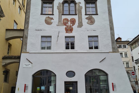 Il modo in cui i giovani riescono a passare da un livello scolastico all'altro e a inserirsi nel mondo del lavoro è il tema di un incontro che si terrà il 9 maggio alla Casa della Pesa (nella foto) a Bolzano. (Foto: Euregio)