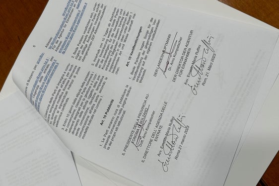 La convenzione firmata oggi impegna la Provincia ad agire per conto dell'Agenzia delle entrate nella riscossione delle imposte ipotecarie attraverso l’ufficio del Libro fondiario (Foto: ASP)