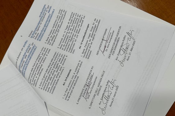 La convenzione firmata oggi impegna la Provincia ad agire per conto dell'Agenzia delle entrate nella riscossione delle imposte ipotecarie attraverso l’ufficio del Libro fondiario (Foto: ASP)