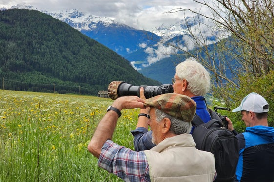 Lebensraum Malser Haide: Durch das Spektiv konnten bedrohte Wiesenbrüter wie Feldlerche und Braunkehlchen aus nächster Nähe betrachtet werden. (Foto: Heimatpflegeverband Südtirol)