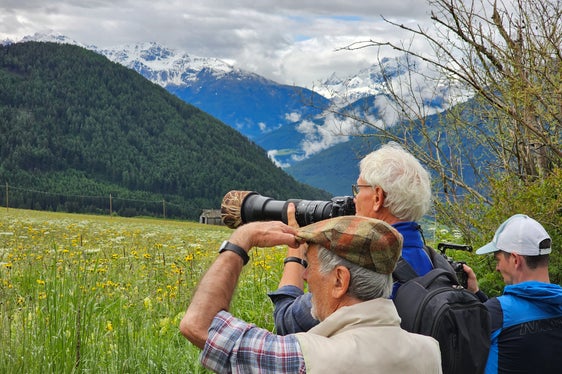 Lebensraum Malser Haide: Durch das Spektiv konnten bedrohte Wiesenbrüter wie Feldlerche und Braunkehlchen aus nächster Nähe betrachtet werden. (Foto: Heimatpflegeverband Südtirol)