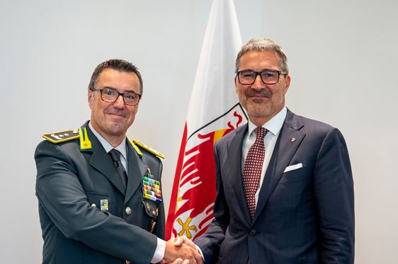La visita del comandante regionale Puztu (a sinistra nella foto) al presidente Kompatscher è stata l’occasione per uno scambio di saluti e un confronto sulla collaborazione sviluppatasi negli ultimi due anni all’insegna del contrasto all’illegalità sul territorio della provincia di Bolzano. (Foto: USP/Fabio Brucculeri)