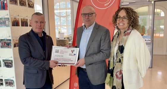 Auszeichnung der FOS Marie Curie in Meran (Südtirol) für ihre Euregio-Schulpartnerschaft mit der HAK Wörgl und dem Istituto Tecnico Economico Tambosi in Trient. Im Bild (von links) Euregio-Generalsekretär Christoph von Ach mit FOS-Direktor Markus Dapunt und Lehrkraft Barbara Pircher. (Foto: Euregio)