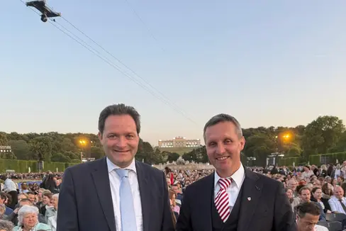 Conclusione culturale: al termine del suo programma a Vienna, l'assessore Luis Walcher (a destra) è stato ospite, infine, con il ministro federale Norbert Totschnig, al concerto estivo notturno dei Wiener Philarmoniker nel parco del castello di Schönbrunn. (Foto: USP/Ministero federale dell'Agricoltura, delle Foreste, della Protezione del Clima e dell'Ambiente, delle Regioni e della Gestione delle Acque BMLUK/Kranzler)