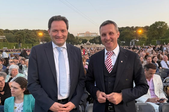 Kultureller Ausklang: Landesrat Luis Walcher (rechts) war zum Abschluss seines Wien-Programms auf Einladung von Bundesminister Norbert Totschnig beim Sommernachtskonzert der Wiener Philharmoniker im Schlosspark von Schönbrunn zu Gast. (Foto: LPA/Bundesministerium für Land- und Forstwirtschaft, Klima- und Umweltschutz, Regionen und Wasserwirtschaft BMLUK/Kranzler)