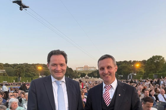 Conclusione culturale: al termine del suo programma a Vienna, l'assessore Luis Walcher (a destra) è stato ospite, infine, con il ministro federale Norbert Totschnig, al concerto estivo notturno dei Wiener Philarmoniker nel parco del castello di Schönbrunn. (Foto: USP/Ministero federale dell'Agricoltura, delle Foreste, della Protezione del Clima e dell'Ambiente, delle Regioni e della Gestione delle Acque BMLUK/Kranzler)