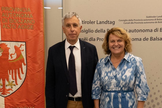 Wollen gemeinsam die rentenmäßige Absicherung der Erziehungszeiten verbessern: Regionalassessor Claudio Daldoss und Familienlandesrätin Rosmarie Pamer. (Foto: LPA/Hannes Wisthaler)