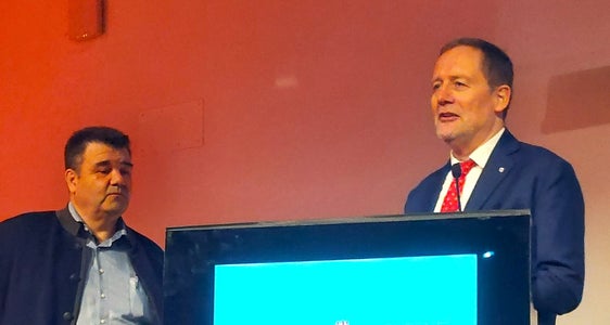 Hochbaulandesrat Bessone (r.) eröffnete gemeinsam mit Volkmar Mair (l.), Direktor des Landesamtes für Geologie und Baustoffprüfung, den Ausbildungstag. (Foto: LPA/Igor Cocca)