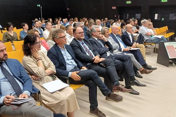 Die Bersaglio-Studie untersuchte anhand von 400 Parameter das Gesundheitswesen. Am 19. Juni wurden die Ergebnisse vorgestellt (von links): Nicola Vitiello (Rettore Scuola Superiore Sant'Anna), Milena Vainieri (Laboratorio Management e Sanità Sant'Anna), Antonio Ferro (Generaldirektor APSS Trient), der Generaldirektor des Südtiroler Sanitätsbetriebs Christian Kofler, Ressortdirektor Michael Mayr, Gesundheitslandesrat Hubert Messner und sein Trentiner Amtskollege Mario Tonina sowie Nicola Bellè (Laboratorio Management e Sanità Scuola Superiore Sant'Anna) bei der Vorstellung der Studienergebnisse. (Foto: LPA/Lukas Raffl)