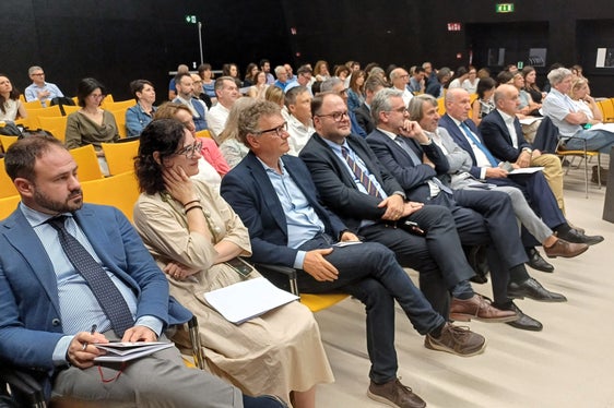 In prima fila al NOI Techpark: Nicola Bellè (Laboratorio Management e Sanità Scuola Superiore Sant'Anna), Nicola Vitiello (Rettore Scuola Superiore Sant'Anna), Milena Vainieri (Laboratorio Management e Sanità Sant'Anna), Antonio Ferro (direttore generale dell'APSS di Trento), il direttore generale dell'Azienda sanitaria dell'Alto Adige Christian Kofler, il direttore di Dipartimento Michael Mayr, l'assessore provinciale alla Prevenzione sanitaria e salute Hubert Messner e il suo omologo trentino Mario Tonina durante la presentazione dei risultati del report. (Foto: USP/Lukas Raffl)