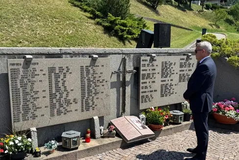 Landesrat Christian Bianchi unterstrich bei der Gedenkveranstaltung zum Stava-Unglück die Wichtigkeit von Prävention und Transparenz im Gebietsmanagement: Die Lehre von Stava verpflichtet uns, niemals nachlässig zu werden. Das Land Südtirol setzt sich dafür ein, Kontrollen zu verstärken, in technische Ausbildung zu investieren und eine Kultur der gemeinsamen Verantwortung zwischen öffentlichen Stellen, Unternehmen und Bürgerinnen und Bürgern zu fördern. (Foto: LPA/Dario Pizzini)