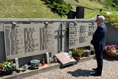 L'assessore Christian Bianchi, il 19 luglio, in rappresentanza della Provincia autonoma di Bolzano, alla commemorazione della strage di Stava del 1985, ha ricordato che: La lezione di Stava ci impone di non abbassare mai la guardia. La Provincia autonoma di Bolzano è impegnata a rafforzare i controlli, investire nella formazione tecnica e promuovere una cultura della responsabilità condivisa tra enti pubblici, imprese e cittadini. (Foto: USP/Dario Pizzini)