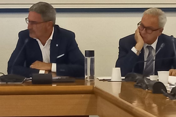 Da sinistra il presidente della Provincia autonoma di Bolzano, Arno Kompatscher, e il segretario generale della Provincia, Eros Magnago, che nelle scorse settimane ha lavorato al testo ora sottoposto alle altre Autonomie speciali in vista della presentazione alla Presidenza del Consiglio dei ministri (Foto: ASP/mdg)