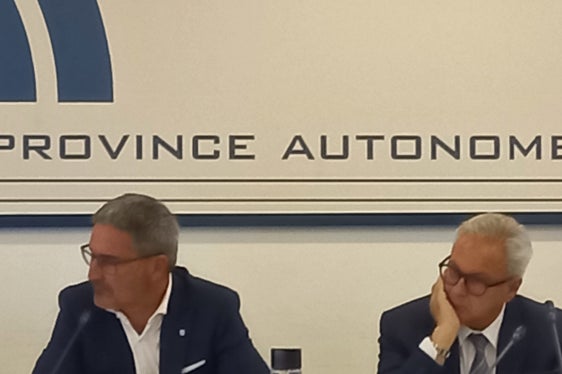 Da sinistra il presidente della Provincia autonoma di Bolzano, Arno Kompatscher, e il segretario generale della Provincia, Eros Magnago, che nelle scorse settimane ha lavorato al testo ora sottoposto alle altre Autonomie speciali in vista della presentazione alla Presidenza del Consiglio dei ministri (Foto: ASP/mdg)