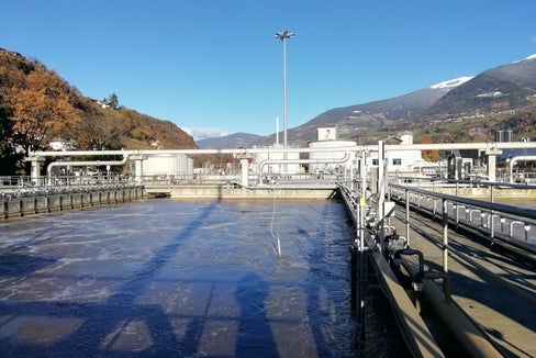 L'impianto di depurazione di Bressanone. In Alto Adige la gestione delle acque reflue è all’avanguardia, con un grado di allacciamento ai 50 impianti di depurazione pubblici pari al 98,1% di tutti gli abitanti equivalenti tra residenti, turisti, industria alimentare e altri. (Foto: APPA/Nadia Franzoi)