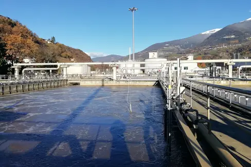 Bei der Abwasserreinigung in den Kläranlagen nimmt Südtirol eine Vorreiterrolle ein: 50 öffentliche Kläranlagen sind landesweit in Betrieb, im Bild jene von Brixen. (Foto: Landesagentur für Umwelt und Klimaschutz/Nadia Franzoi)