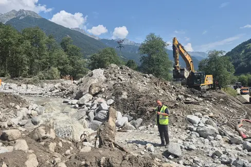 A seguito della colata detritica verificatasi tra Lutago e San Giovanni in Valle Aurina gli operai impegnati sul posto lavorano a pieno ritmo. (Foto: USP/Ufficio Sistemazione bacini montani est)