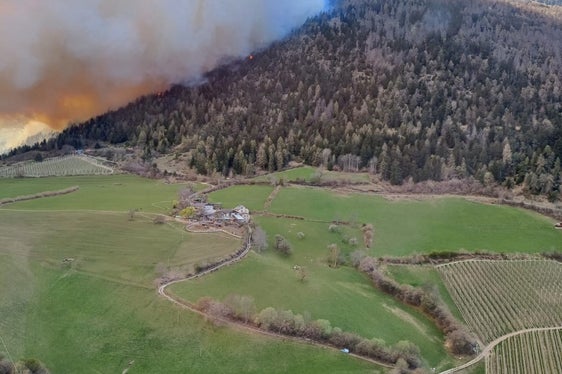 Seit dem frühen Nachmittag brennen 50 bis 60 Hektar Wald in der Gemeinde Prad, Freiwillige Feuerwehren, Berufsfeuerwehr und Landesforstdienst sind im Einsatz, im Lagezentrum in der Agentur für Bevölkerungsschutz in Bozen laufen die Fäden zusammen. (Foto: LPA)