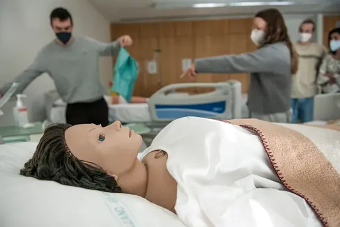 Studierende der Krankenpflege an der fh Gesundheit in Tirol können um ein Taschengeld ansuchen. (Foto: LPA/ Claudia Corrent)