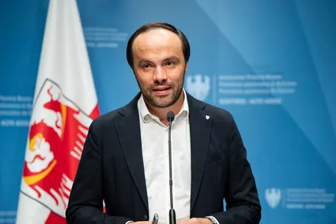 Jedes Kind hat das Recht auf faire Chancen, gerade wenn es Hindernisse beim Zugang zu Bildung gibt. Es gibt keine Alternativen dazu!, betonte Landesrat Philipp Achammer bei der Pressekonferenz nach der Landesregierungssitzung zu den Maßnahmen des Landes für die Chancengerechtigkeit für Kinder. (Foto: LPA/Fabio Brucculeri)