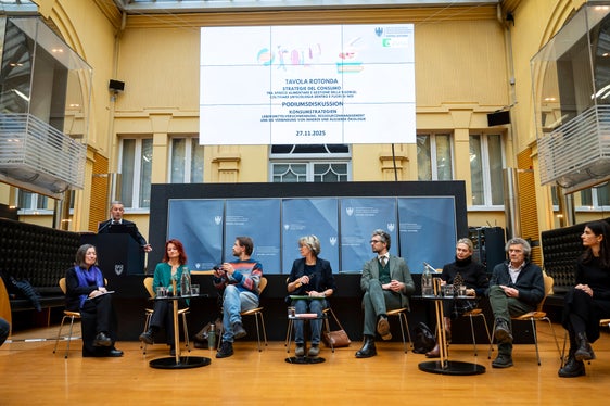 Nach den Grußworten von Landesrat Peter Brunner (am Stehpult) diskutierte das Podium am Nachmittag über die Ökologie der Wiederverwendung (von links): Silvana Bragante (Autorin des Buches: Lasciamoli respirare), Sonja Abrate (Direktorin Ökoinstitut Südtirol/Alto Adige), Aart van Bezooijen (Fakultät für Design und Künste, Freie Universität Bozen), Moderatorin Evi Keifl, Marcello Barison (Fakultät für Design und Künste, Freie Universität Bozen), Susanne Barta (Journalistin), Argante Brancalion (Repair Café bei Spazio 77, Bozen) sowie Carmen Raffa (Psycologists for Future South Tyrol).