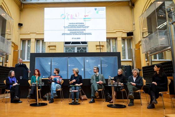 Dopo le parole di saluto dell'assessore provinciale Peter Brunner (in piedi al podio), la tavola rotonda pomeridiana si è occupata dell'ecologia del riuso (da sinistra): Silvana Bragante (autrice del libro “Lasciamoli respirare”), Sonja Abrate (direttrice dell'Ökoinstitut Alto Adige), Aart van Bezooijen (Facoltà di Design e Arti unibz), la moderatrice Evi Keifl, Marcello Barison (Facoltà di Design e Arti unibz), Susanne Barta (giornalista), Argante Brancalion (Repair Café presso Spazio 77, Bolzano) e Carmen Raffa (Psycologists for Future South Tyrol).