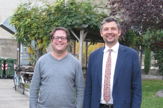 Le vizepresidënt dl Consëi scolastich nü Ivan Senoner adöm al assessur ladin Daniel Alfreider. (Foto: USP/Carla Pedevilla)